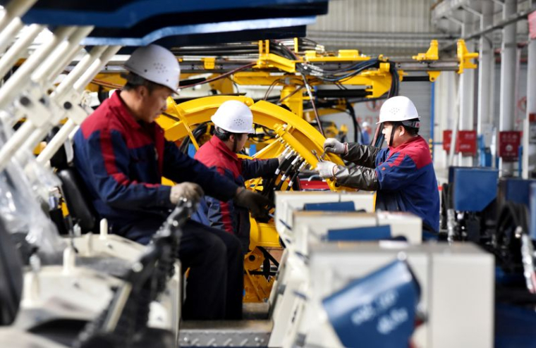 Des employés sur une ligne de production de machines de forage dans une usine à Zhangjiakou