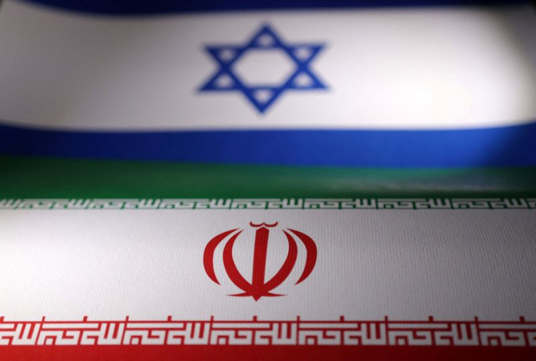 L'illustration montre les drapeaux israélien et iranien