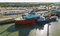 Vue aérienne du RRS Sir David Attenborough, amarré au port international de Harwich, dans l'est de l'Angleterre, le 6 octobre 2025, avant son départ pour des recherches en Antarctique, dans le cadre du British Antarctic Survey. ( AFP / HENRY NICHOLLS )