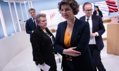 La maire sortante de Strasbourg et candidate à sa réélection pour le parti Les Écologistes, Jeanne Barseghian (C), la candidate du PS Catherine Trautmann (G), et le candidat d'Horizon Pierre Jakubowicz (D), après un débat à Strasbourg, le 11 mars 2026 ( AFP / SEBASTIEN BOZON )