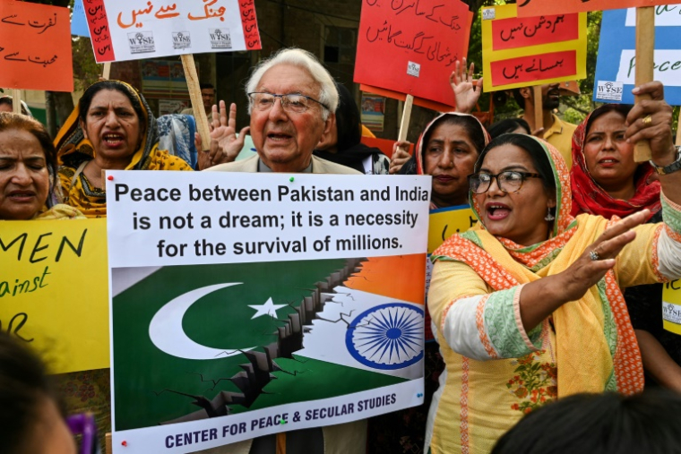 Manifestation pour la paix à Lahore, au Pakistan, le 6 mai 2025 ( AFP / Arif ALI )