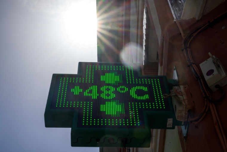 L'enseigne d'une pharmacie indique une température de 48°C à Toulouse, le 24 juin 2026, alors qu'une vague de chaleur s'abat sur la France ( AFP / Lionel BONAVENTURE )