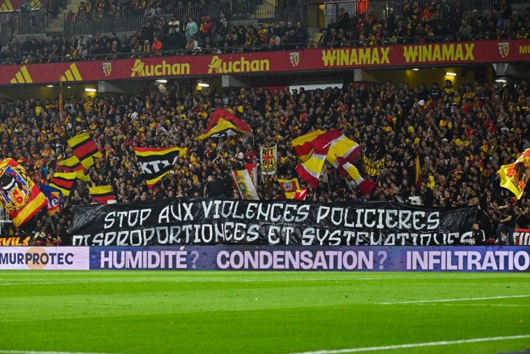 Une banderole contre les violences policières à Lens
