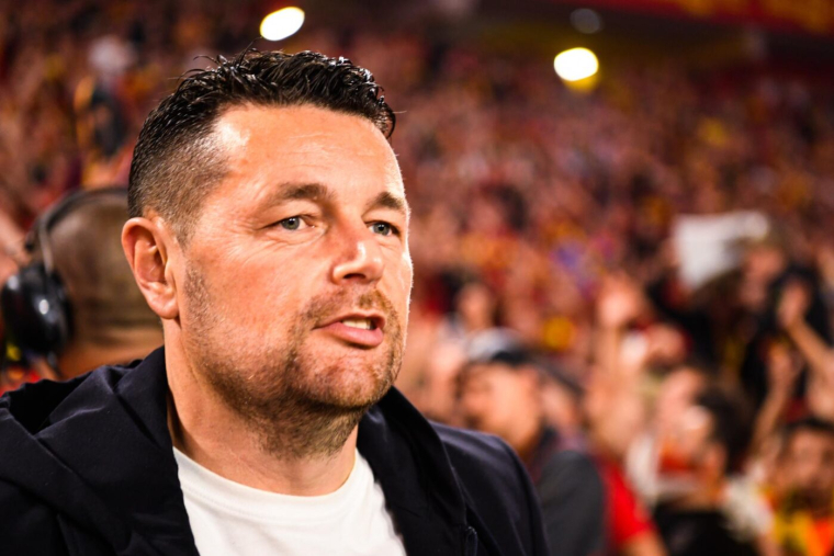 À quoi joue Pierre Sage avec le RC Lens ?
