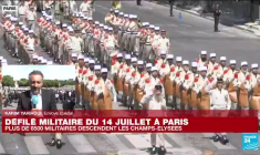 Défilé du 14-Juillet : les troupes à pied descendent les Champs-Elysées