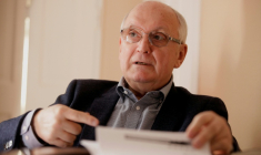 L'ancien président de la Cour suprême, Andras Baka, le 8 février 2022 à Budapest  ( AFP / Peter Kohalmi )