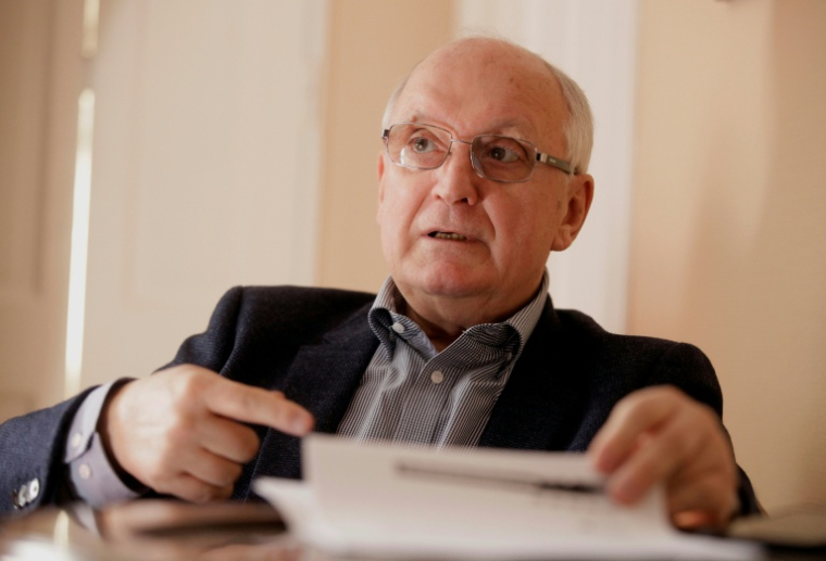 L'ancien président de la Cour suprême, Andras Baka, le 8 février 2022 à Budapest  ( AFP / Peter Kohalmi )