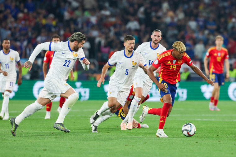 La France punie par l'Espagne dans une demie folle