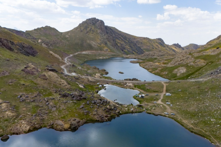 Des lacs dans les montagnes de la province de Hakkari, au sud-est de la Turquie, le 12 juillet 2025 ( AFP / Yasin AKGUL )