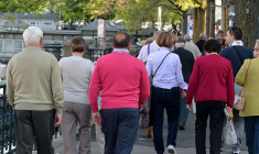 Selon l’agence Bloomberg, avec le “Papy Boom”, la France fait partie des dix pays les plus à risque face au vieillissement de la population (Crédit Adobe Stock)