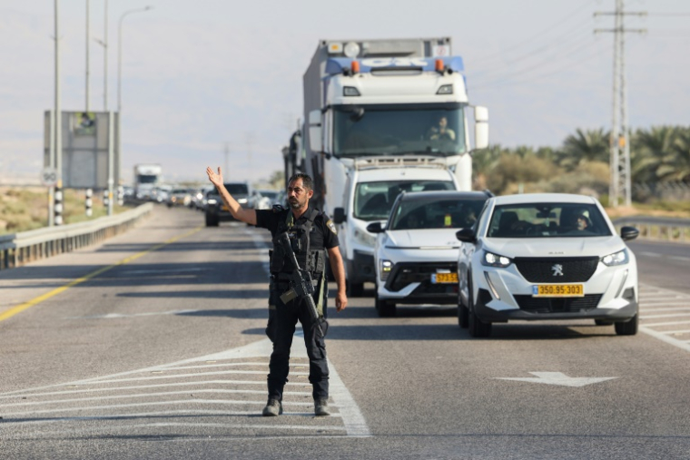 Les forces de sécurité israéliennes ferment une route menant au poste-frontière d'Allenby, entre la Cisjordanie occupée et la Jordanie, après une fusillade, le 18 septembre 2025 ( AFP / Ahmad GHARABLI )