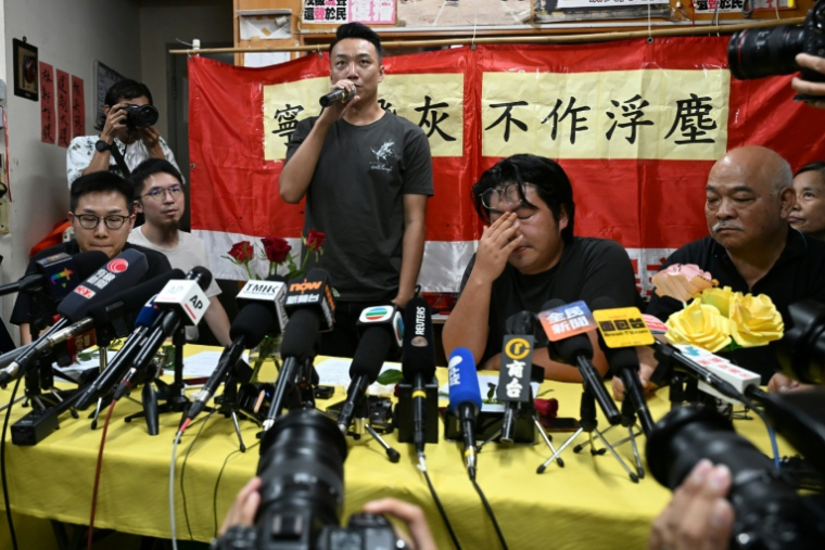Le militant pro-démocratie Jimmy Sham (centre) dans les locaux de la Ligue des sociaux -démocrates à Hong Kong le 29 juin 2025 ( AFP / Peter PARKS )