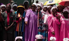 A Yaoundé, des fidèles camerounais se rassemblent avant l’arrivée du pape Léon XIV