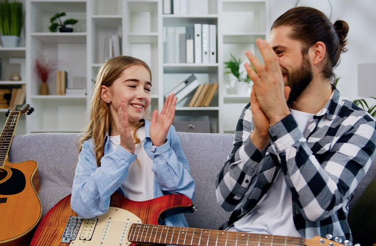 (Quel plaisir de suivre un cours de musique sans craindre pour son instrument grâce à une assurance dédiée ! - Crédit photo - Adobe Stock)
