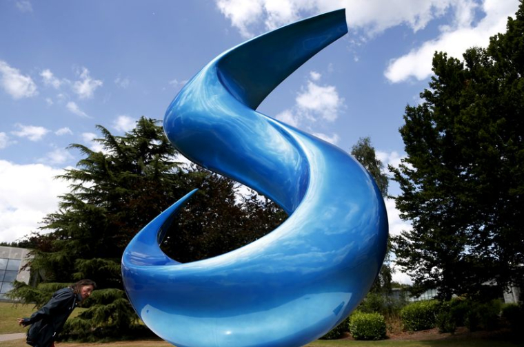 Sculpture représentant le logo du groupe chimique belge Solvay au siège de l'entreprise à Bruxelles