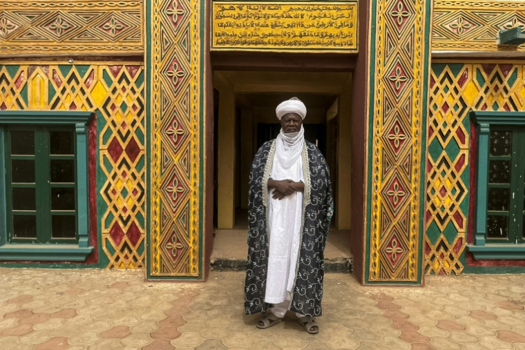 L'émir d'Argungu, Alhaji Samaila Muhammad Mera, pose pour une photo devant la cour de son palais à Argungu, dans l'État de Kebbi, au nord du Nigeria, le 12 avril 2025 ( AFP / Leslie FAUVEL )