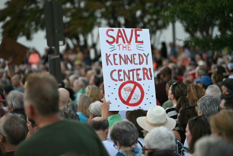 Manifestation pour la défense du Kennedy Center, haut lieu culturel de Washington que le président américain Donald Trump menace de condamner si son nom n'y est pas accolé, le 18 septembre 2026 à Washington ( AFP / Kent NISHIMURA )