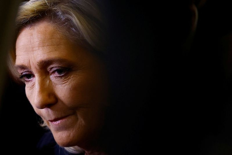 Marine Le Pen, présidente du groupe parlementaire du Rassemblement National (RN), s'adresse aux journalistes après l'annonce par le Premier ministre français du recours par le gouvernement à l'article 49.3