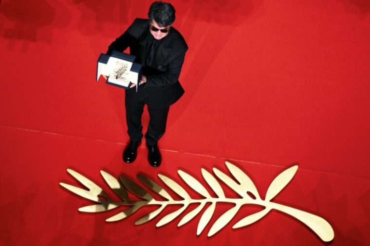 Le réalisateur, scénariste et producteur iranien Jafar Panahi après avoir remporté la Palme d'Or pour le film « Un simple accident » lors de la cérémonie de clôture de la 78e édition du Festival de Cannes, le 24 mai 2025 ( AFP / Antonin THUILLIER )