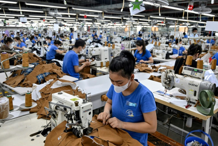 Dans une usine de confection de la province de Thai Nguyen, au Viêtnam, le 2 juillet 2025 ( AFP / Nhac NGUYEN )