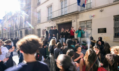 Manifestation de lycéens devant le lycée Sophie-Germain à Paris le 16 octobre 2026 ( AFP / LOU BENOIST )