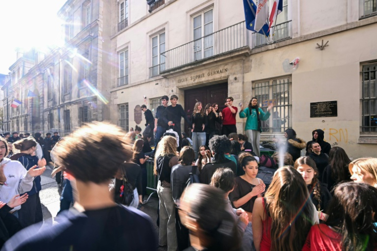 Manifestation de lycéens devant le lycée Sophie-Germain à Paris le 16 octobre 2026 ( AFP / LOU BENOIST )