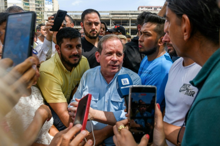 L'opposant vénézuélien Juan Pablo Guanipa parle avec un journaliste alors qu'il est entouré de partisans devant la basilique de la Vierge de La Chinita à Maracaibo, dans l'Etat de Zulia, au Venezuela, le 20 février 2026 ( AFP / John Chacón )