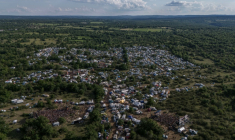 Vue aérienne du site d'une rave-party illégale à Montvalent, le 9 mai 2025 dans le Lot ( AFP / Ed JONES )