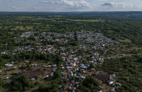 Vue aérienne du site d'une rave-party illégale à Montvalent, le 9 mai 2025 dans le Lot ( AFP / Ed JONES )