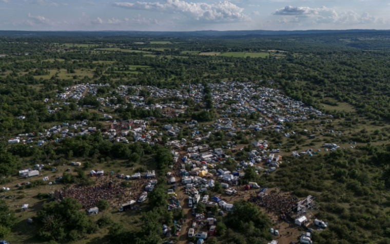 Vue aérienne du site d'une rave-party illégale à Montvalent, le 9 mai 2025 dans le Lot ( AFP / Ed JONES )