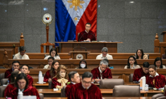 Le président du Sénat philippin, Sherwin Gatchalian (au centre), observe le début du procès en destitution de la vice-présidente philippine Sara Duterte au Sénat, à Pasay, dans la région métropolitaine de Manille, aux Philippines, le 6 juillet 2026 ( POOL / Jam STA ROSA )