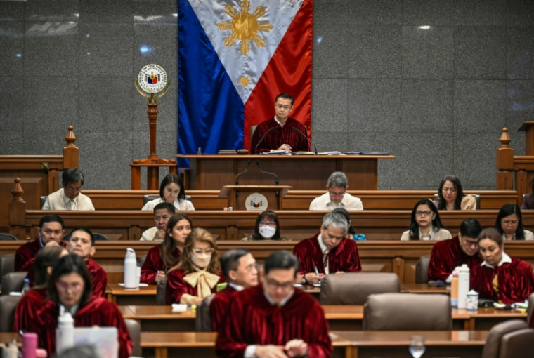 Le président du Sénat philippin, Sherwin Gatchalian (au centre), observe le début du procès en destitution de la vice-présidente philippine Sara Duterte au Sénat, à Pasay, dans la région métropolitaine de Manille, aux Philippines, le 6 juillet 2026 ( POOL / Jam STA ROSA )