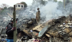 Des secouristes déployés sur le site d'une frappe israélienne dans le sud du Liban