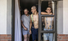 Des étudiants, Belly Sharpe (C), 18, et Eben Mans (D), 20, rient avec un ami à l'entrée de leur dortoir Vaalbos dans l'enclave afrikaner d'Orania en Afrique du Sud, le 28 janvier 2026. ( AFP / CAMILLA RICHETTI )