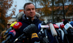 Le président polonais Andrzej Duda s'adresse aux médias lors de sa visite sur le site de la chute d'un missile à Przewodow