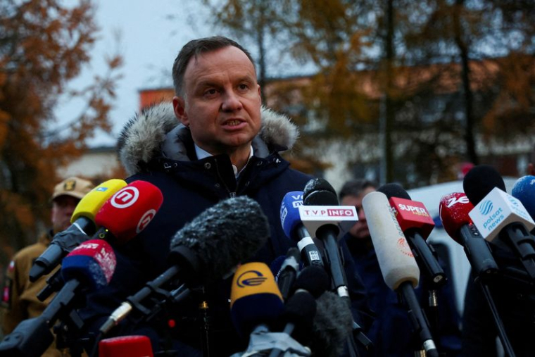 Le président polonais Andrzej Duda s'adresse aux médias lors de sa visite sur le site de la chute d'un missile à Przewodow