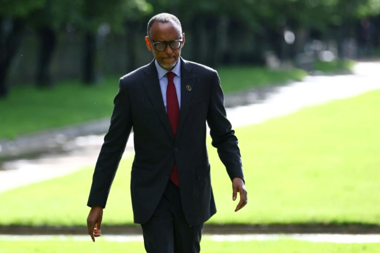 Le président rwandais Paul Kagame lors de l’inauguration d’un nouveau mémorial en hommage aux victimes du génocide rwandais sur l’esplanade Habib-Bourguiba à Paris, le 2 juin 2026 ( POOL / Sarah Meyssonnier )