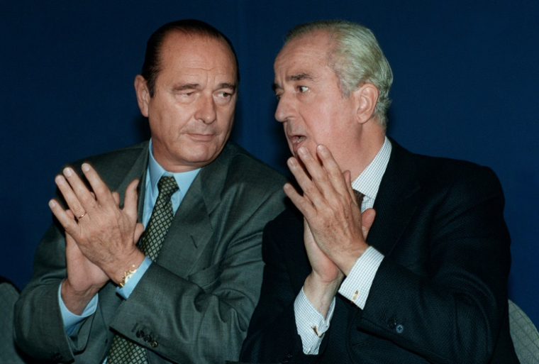 le Premier ministre Edouard Balladur (D) s'entretient avec le président du RPR Jacques Chirac, le 26 septembre 1993 à La Rochelle, lors du rassemblement d'automne des parlementaires du parti gaulliste ( AFP / DERRICK CEYRAC )