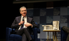 Le gouverneur de Californie Gavin Newsom fait la promotion de ses mémoires, "Young Man in a Hurry", à New York le 24 février 2026 ( AFP / TIMOTHY A. CLARY )