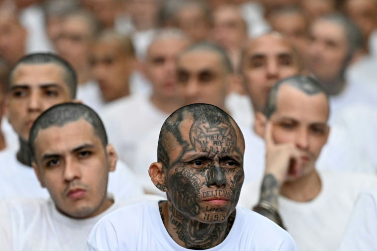 Un membre du gang Mara Salvatrucha (MS-13) lors d'un procès de masse par vidéoconférence au Centre de détention pour terroristes (CECOT) de Tecoluca, au Salvador, le 23 avril 2026 ( AFP / MARVIN RECINOS )
