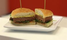 Un hamburger végétalien présenté au salon international de l'industrie de la viande IFFA à Francfort, le 6 mai 2019 en Allemagne ( AFP / Daniel ROLAND )