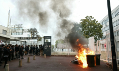 Des lycéens devant un feu de poubelles à l'entrée du lycée Paul-Eluard de Saint-Denis, en Seine-Saint-Denis, le 30 septembre 2026 ( AFP / Thomas SAMSON )