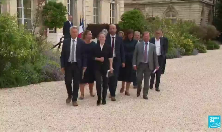 France : Emmanuel Macron ouvre de nouvelles concertations dans un tenace brouillard