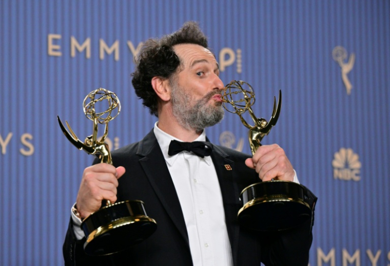 Matthew Rhys reçoit ses deux Emmy Awards au Peacock Theatre de Los Angeles, le 14 septembre 2026 ( AFP / Frederic J. Brown )