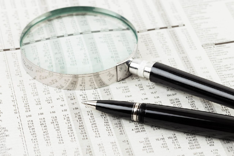 Une des techniques possibles consiste à couvrir son portefeuille au moyen de produits dérivés comme les ETF Bear ou d'autres types de produits dérivés permettant de miser sur la baisse des cours qui viendraient compenser vos éventuelles pertes d'actions en portefeuille. (Crédit photo : Adobe Stock)