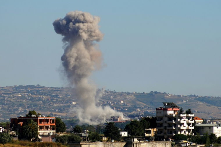 La fumée d'une frappe aérienne israélienne sur le village de Zawtar al-Sharkiyeh, vue depuis le sud de Nabatieh, dans le sud du Liban, le 4 juin 2026 ( AFP / Abbas Fakih )