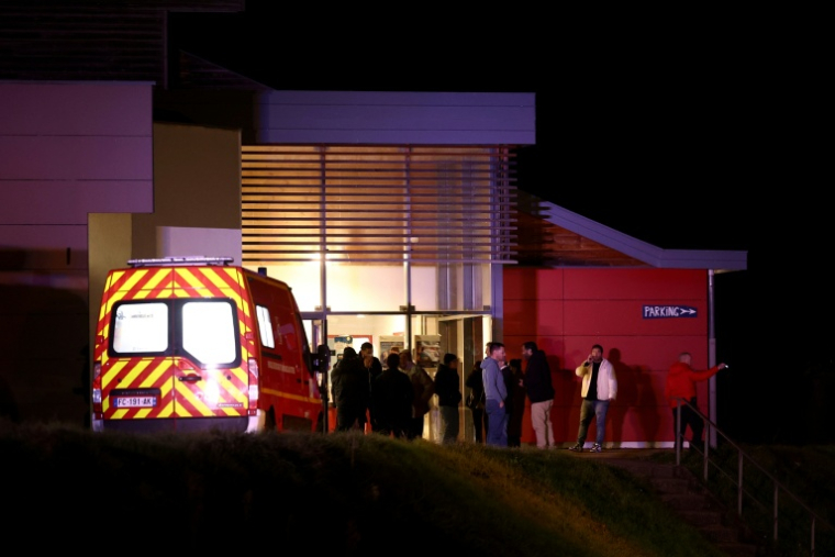 Véhicule de secours devant un gymnase où sont hebergés des personnes après l'explosion d'un immeuble qui a tué deux enfants, le 15 décembre 2025 à Trévoux ( AFP / Alex MARTIN )