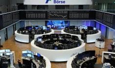 Le graphique de l'indice boursier allemand DAX est affiché à la bourse de Francfort