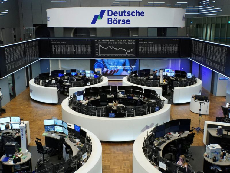 Le graphique de l'indice boursier allemand DAX est affiché à la bourse de Francfort