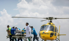 Les secouristes transfèrent Dawa Sherpa après son arrivée à Katmadou au Népal le 4 juin 2026 ( AFP / PRABIN RANABHAT )